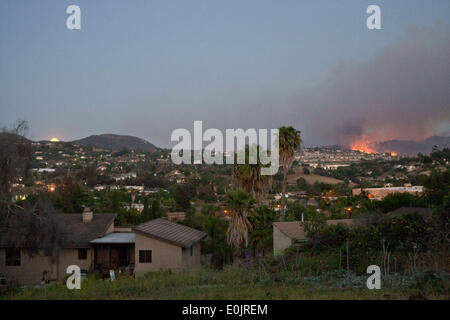 Vista, Kalifornien, USA. 14. Mai 2014. Foto von J. Kat Foto/www.jkatphoto.com/Fires Brennen auf dem Hügel von der Stadt von Vista, Kalifornien zu sehen, wie der Vollmond am 14. Mai 2014 steigt. Cocos-Feuer, Fronerly, bekannt als die Washingtonia Feuer hat bereits mehr als 450 Hektar in das Dorf Laufwerk, Twin Oaks Road-Bereich von der North San Diego County San Marcos verbrannt. Bildnachweis: ZUMA Wire/ZUMAPRESS.com/Alamy Live-Nachrichten Stockfoto