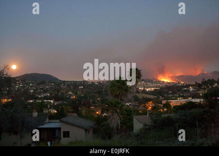 Vista, Kalifornien, USA. 14. Mai 2014. Foto von J. Kat Foto/www.jkatphoto.com/Fires Brennen auf dem Hügel von der Stadt von Vista, Kalifornien zu sehen, wie der Vollmond am 14. Mai 2014 steigt. Cocos-Feuer, Fronerly, bekannt als die Washingtonia Feuer hat bereits mehr als 450 Hektar in das Dorf Laufwerk, Twin Oaks Road-Bereich von der North San Diego County San Marcos verbrannt. Bildnachweis: ZUMA Wire/ZUMAPRESS.com/Alamy Live-Nachrichten Stockfoto