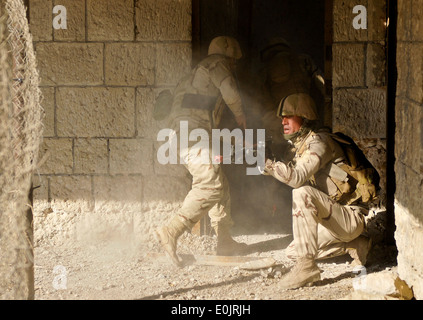 Irakische Soldaten mit 1. Bataillon, 11. Brigade, 3. irakische Armee-Division, geben Sie und löschen ein Zimmer bei urbanen Operationen traini Stockfoto