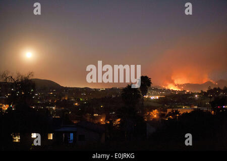 Vista, Kalifornien, USA. 14. Mai 2014. Foto von J. Kat Foto/www.jkatphoto.com/Fires Brennen auf dem Hügel von der Stadt von Vista, Kalifornien zu sehen, wie der Vollmond am 14. Mai 2014 steigt. Cocos-Feuer, Fronerly, bekannt als die Washingtonia Feuer hat bereits mehr als 450 Hektar in das Dorf Laufwerk, Twin Oaks Road-Bereich von der North San Diego County San Marcos verbrannt. Bildnachweis: ZUMA Wire/ZUMAPRESS.com/Alamy Live-Nachrichten Stockfoto