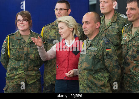 Lager Prizren, Kosovo. 14. Mai 2014. Deutsche Verteidigungsministerin Ursula von der Leyen trifft Soldaten im Lager Prizren im Kosovo, 14. Mai 2014. Von der Leyen war auf deutsche Soldaten in den Camps in Prizren und Novo Selo, sowie das NATO-Hauptquartier in Pristina zu besuchen. : Bildnachweis Maurizio Gambarini/Dpa: Dpa picture-Alliance/Alamy Live News Stockfoto