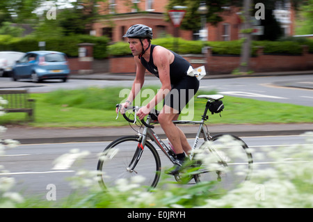 Stratford 220 Triathlon, Mann im Radsport Bühne mit Geschwindigkeit Stockfoto