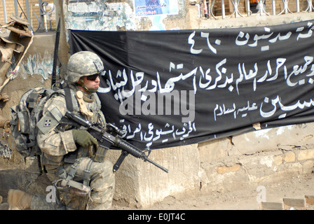 Irakische Armee Iraker Sergeant Major Salih, irakische Armee Standort Befehl Sgt. Major, steht stramm vor Berichterstattung in am Morgen Stockfoto