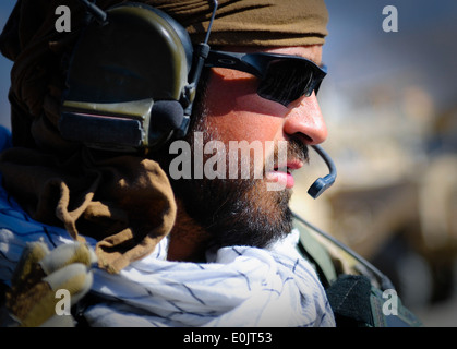 Ein International Security Assistance Force Special Operations Forces Flieger sorgt für Sicherheit während einer Straße Wartungsteam che Stockfoto