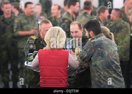 Lager Prizren, Kosovo. 14. Mai 2014. Deutsche Verteidigungsministerin Ursula von der Leyen trifft Soldaten im Lager Prizren im Kosovo, 14. Mai 2014. Von der Leyen war auf deutsche Soldaten in den Camps in Prizren und Novo Selo, sowie das NATO-Hauptquartier in Pristina zu besuchen. : Bildnachweis Maurizio Gambarini/Dpa: Dpa picture-Alliance/Alamy Live News Stockfoto