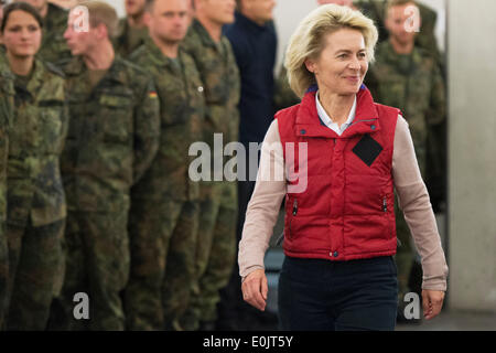 Lager Prizren, Kosovo. 14. Mai 2014. Deutsche Verteidigungsministerin Ursula von der Leyen trifft Soldaten im Lager Prizren im Kosovo, 14. Mai 2014. Von der Leyen war auf deutsche Soldaten in den Camps in Prizren und Novo Selo, sowie das NATO-Hauptquartier in Pristina zu besuchen. : Bildnachweis Maurizio Gambarini/Dpa: Dpa picture-Alliance/Alamy Live News Stockfoto