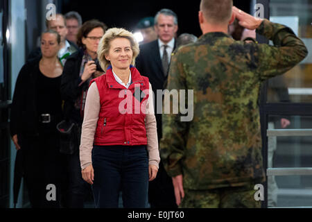 Lager Prizren, Kosovo. 14. Mai 2014. Deutsche Verteidigungsministerin Ursula von der Leyen trifft Soldaten im Lager Prizren im Kosovo, 14. Mai 2014. Von der Leyen war auf deutsche Soldaten in den Camps in Prizren und Novo Selo, sowie das NATO-Hauptquartier in Pristina zu besuchen. : Bildnachweis Maurizio Gambarini/Dpa: Dpa picture-Alliance/Alamy Live News Stockfoto