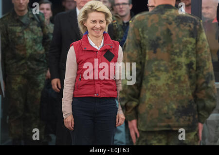 Lager Prizren, Kosovo. 14. Mai 2014. Deutsche Verteidigungsministerin Ursula von der Leyen trifft Soldaten im Lager Prizren im Kosovo, 14. Mai 2014. Von der Leyen war auf deutsche Soldaten in den Camps in Prizren und Novo Selo, sowie das NATO-Hauptquartier in Pristina zu besuchen. : Bildnachweis Maurizio Gambarini/Dpa: Dpa picture-Alliance/Alamy Live News Stockfoto