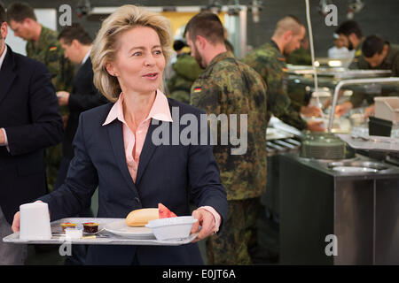 Lager Prizren, Kosovo. 14. Mai 2014. Deutsche Verteidigungsministerin Ursula von der Leyen frühstückt, wie sie Soldaten im Lager Prizren im Kosovo, 15. Mai 2014 trifft. Von der Leyen war auf deutsche Soldaten in den Camps in Prizren und Novo Selo, sowie das NATO-Hauptquartier in Pristina zu besuchen. : Bildnachweis Maurizio Gambarini/Dpa: Dpa picture-Alliance/Alamy Live News Stockfoto