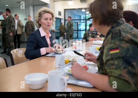 Lager Prizren, Kosovo. 14. Mai 2014. Deutsche Verteidigungsministerin Ursula von der Leyen frühstückt, wie sie Soldaten im Lager Prizren im Kosovo, 15. Mai 2014 trifft. Von der Leyen war auf deutsche Soldaten in den Camps in Prizren und Novo Selo, sowie das NATO-Hauptquartier in Pristina zu besuchen. : Bildnachweis Maurizio Gambarini/Dpa: Dpa picture-Alliance/Alamy Live News Stockfoto