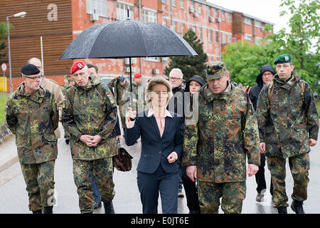 Lager Prizren, Kosovo. 14. Mai 2014. Deutsche Verteidigungsministerin Ursula von der Leyen trifft Soldaten im Lager Prizren im Kosovo, 15. Mai 2014. Von der Leyen war auf deutsche Soldaten in den Camps in Prizren und Novo Selo, sowie das NATO-Hauptquartier in Pristina zu besuchen. : Bildnachweis Maurizio Gambarini/Dpa: Dpa picture-Alliance/Alamy Live News Stockfoto