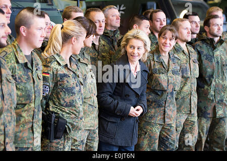 Lager Prizren, Kosovo. 14. Mai 2014. Deutsche Verteidigungsministerin Ursula von der Leyen trifft Soldaten von der Operational Reserve Force am Lager Prizren im Kosovo, 15. Mai 2014. Von der Leyen war auf deutsche Soldaten in den Camps in Prizren und Novo Selo, sowie das NATO-Hauptquartier in Pristina zu besuchen. : Bildnachweis Maurizio Gambarini/Dpa: Dpa picture-Alliance/Alamy Live News Stockfoto