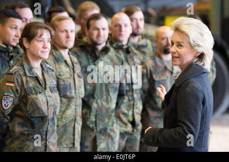 Lager Prizren, Kosovo. 14. Mai 2014. Deutsche Verteidigungsministerin Ursula von der Leyen trifft Soldaten von der Operational Reserve Force am Lager Prizren im Kosovo, 15. Mai 2014. Von der Leyen war auf deutsche Soldaten in den Camps in Prizren und Novo Selo, sowie das NATO-Hauptquartier in Pristina zu besuchen. : Bildnachweis Maurizio Gambarini/Dpa: Dpa picture-Alliance/Alamy Live News Stockfoto