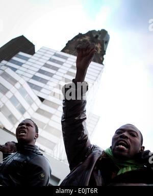 Berlin, Deutschland. 14. Mai 2014. Flüchtlingen zeigen am Breitscheidplatz in Berlin, Deutschland, 14. Mai 2014. In Deutschland ist die Zahl der Flüchtlinge seit zwei Jahren stark gestiegen. Foto: KAY NIETFELD/Dpa/Alamy Live News Stockfoto