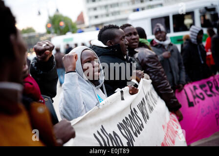 Berlin, Deutschland. 14. Mai 2014. Flüchtlingen zeigen am Breitscheidplatz in Berlin, Deutschland, 14. Mai 2014. In Deutschland ist die Zahl der Flüchtlinge seit zwei Jahren stark gestiegen. Foto: KAY NIETFELD/Dpa/Alamy Live News Stockfoto