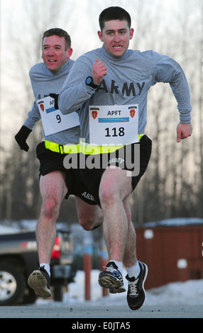 Mit dem Fallschirm Infanteristen, die US-Armee Alaska 4th Brigade Combat Team (Airborne) zugewiesen 25. Infanteriedivision nähern sich die Flosse Stockfoto