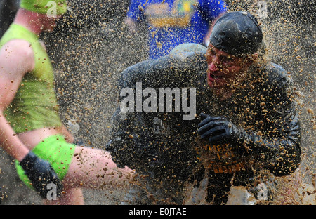 US Army Staff Sgt Justin Duff, Headquarters und Headquarters Company, 6. Pionier-Bataillon von Dayton, Ohio, durchläuft Stockfoto