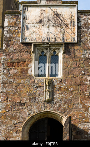 Sonnenuhr an der Vorderseite des St Matthew es Church, Cheriton Fitzpaine, Devon, Vereinigtes Königreich Stockfoto