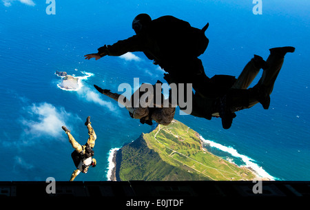 Luftwaffe Pararescuemen von 103. Rescue Squadron, 106. Rescue Wing, New York Air National Guard und Westküste-basierte Navy S Stockfoto