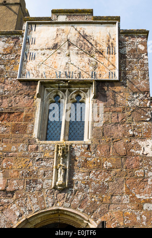 Sonnenuhr an der Vorderseite des St Matthew es Church, Cheriton Fitzpaine, Devon, Vereinigtes Königreich Stockfoto