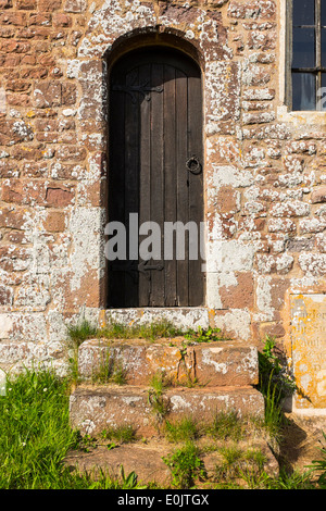 Seitentür, Str. Marys Kirche, Upton Hellions, Devon, England. Stockfoto