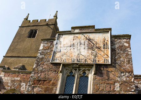 Sonnenuhr an der Vorderseite des St Matthew es Church, Cheriton Fitzpaine, Devon, Vereinigtes Königreich Stockfoto