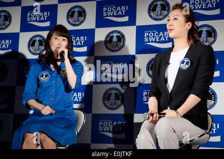 Tokyo, Japan - Tokyo, Japan - (L, R) der Astronaut Naoko Yamazaki und Aya Terakawa Mizuno schwimmen Team Co-Trainer der "Lunar Kapsel Traumprojekt" Pressekonferenz im Planetarium Konica Minolta "Tenku" in Tokyo Sky Tree am 15. Mai 2014 teilnehmen. Das "Lunar Traum Executive Committee" läuft von Astrobotic Technology Inc. (USA), ASTROSCALE (Singapur) und Otsuka Pharma startet eine Weltraummission führte allein durch Privatunternehmen zu Pocari Sweat Kapsel mit der Traum vieler Kinder auf der ganzen Welt senden auf November 2015 auf dem Mond landen © Rodrigo Reyes Marin/AFLO/Alamy Live News Stockfoto