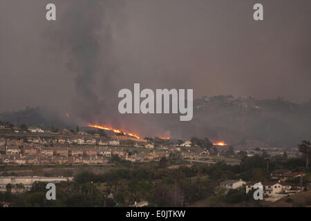 Vista, Kalifornien, USA. 14. Mai 2014. Feuer brennen auf dem Hügel von der Stadt von Vista, Kalifornien zu sehen, wie der Vollmond steigt. Cocos-Feuer, früher bekannt als die Washingtonia Feuer verbrannt hat bereits mehr als 450 Hektar in das Dorf Laufwerk, Twin Oaks Road-Bereich von der North San Diego County San Marcos. Bildnachweis: ZUMA Wire/ZUMAPRESS.com/Alamy Live-Nachrichten Stockfoto