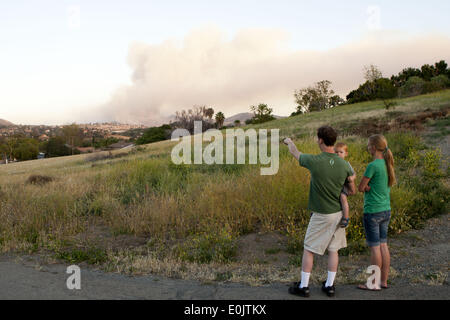 Vista, Kalifornien, USA. 14. Mai 2014. Ein Angelboot beobachtet, wie Feuer brennen auf dem Hügel von der Stadt von Vista gesehen. Cocos-Feuer, früher bekannt als die Washingtonia Feuer verbrannt hat bereits mehr als 450 Hektar in das Dorf Laufwerk, Twin Oaks Road-Bereich von der North San Diego County San Marcos. Bildnachweis: ZUMA Wire/ZUMAPRESS.com/Alamy Live-Nachrichten Stockfoto