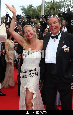 Cannes, Frankreich. 14. Mai 2014. Hans-Hermann Weyer bekannt als Konsul Graf von Yorck und Frau Christina kommen für die Vorführung des Films "Grace of Monaco" und der feierlichen Eröffnung der 67. jährlichen Cannes Filmfestspiele in Cannes, Frankreich, 14. Mai 2014. Außer Konkurrenz präsentiert öffnet der Film das Festival, das vom 14. bis 25 Mai läuft. Foto: Hubert Boesl - Live News WIRE SERVICE/Dpa/Alamy Stockfoto