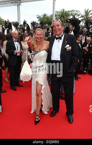 Cannes, Frankreich. 14. Mai 2014. Hans-Hermann Weyer bekannt als Konsul Graf von Yorck und Frau Christina kommen für die Vorführung des Films "Grace of Monaco" und der feierlichen Eröffnung der 67. jährlichen Cannes Filmfestspiele in Cannes, Frankreich, 14. Mai 2014. Außer Konkurrenz präsentiert öffnet der Film das Festival, das vom 14. bis 25 Mai läuft. Foto: Hubert Boesl - Live News WIRE SERVICE/Dpa/Alamy Stockfoto