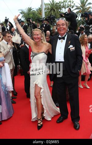 Cannes, Frankreich. 14. Mai 2014. Hans-Hermann Weyer bekannt als Konsul Graf von Yorck und Frau Christina kommen für die Vorführung des Films "Grace of Monaco" und der feierlichen Eröffnung der 67. jährlichen Cannes Filmfestspiele in Cannes, Frankreich, 14. Mai 2014. Außer Konkurrenz präsentiert öffnet der Film das Festival, das vom 14. bis 25 Mai läuft. Foto: Hubert Boesl - Live News WIRE SERVICE/Dpa/Alamy Stockfoto