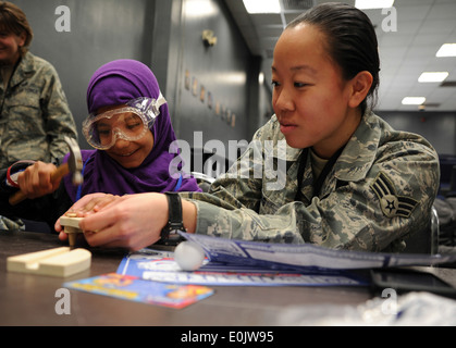 JOINT BASE BALAD, Irak-Senior Airman Katie King, kombiniert Joint Special Operations Task Force, baut ein mock Baseball diamon Stockfoto