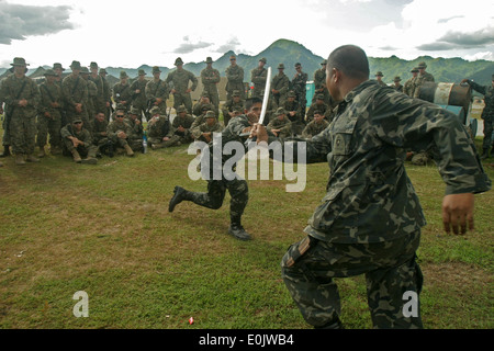 CROW VALLEY, Tarlac, Philippinen - Philippine Marines technisch Sgt. Manuel Prado, links, und Sgt. Ramon Egalam Stockfoto