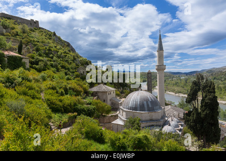 Moschee vor Fluss Neretva in Počitelj Bosnien und Herzegowina Stockfoto