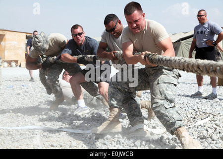 US-Armeesoldaten aus der 173rd Airborne Brigade Combat Team, feiern Tag der Arbeit, da man ein Tauziehen Compe teilnimmt Stockfoto