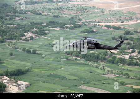 Soldaten aus Charlie Kompanie, 4/3 Aviation mit der 317th Kavallerie durchführen einen Merkblatt Tropfen von einem Black Hawk-Hubschrauber am 1.April Stockfoto