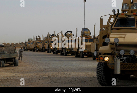 Soldaten der Task Force Volunteer, 41. Infantry Brigade Combat Team, 13. Sustainment Command (Expeditionary) 23 Fahrzeug fahren Stockfoto