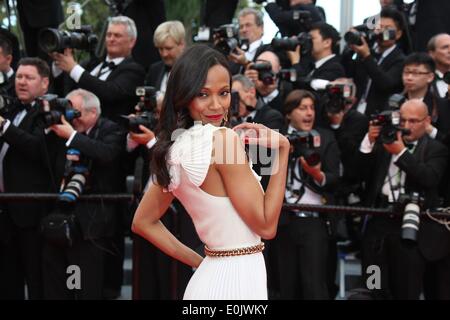 Cannes, Frankreich. 14. Mai 2014. US-Schauspielerin Zoe Saldana kommt für die Vorführung des Films "Grace of Monaco" und der feierlichen Eröffnung der 67. jährlichen Cannes Filmfestspiele in Cannes, Frankreich, 14. Mai 2014. Außer Konkurrenz präsentiert öffnet der Film das Festival, das vom 14. bis 25 Mai läuft. Foto: Hubert Boesl - Live News WIRE SERVICE/Dpa/Alamy Stockfoto