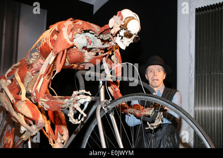 Hamburg, Deutschland. 14. Mai 2014. Dr. Gunther von Hagens auf der Pressekonferenz der "Körperwelten", eine Ausstellung von erhaltenen menschlichen Körpern des Entwicklers deutscher Anatom Gunther von Hagens in Hamburg, Deutschland. Bildnachweis: Dpa picture Alliance/Alamy Live News Stockfoto