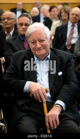 Hamburg, Deutschland. 14. Mai 2014. Der ehemalige deutsche Bundeskanzler Helmut Schmidt (SPD) lächelt, als er eine Veranstaltung organisiert von "Helmut und Loki Schmidt-Stiftung" an der Universität in Hamburg, Deutschland, 14. Mai 2014 besucht. Die Stiftung legte eine neue Studie über Helmut Schmidt mit dem Titel "Mann des Gedruckten Wortes - Helmut Schmidt Und Die Medien" (Mann des gedruckten Wortes - Helmut Schmidt und die Medien). Foto: Christian Charisius/Dpa/Alamy Live News Stockfoto