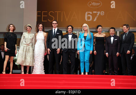 (L-R) Jury-Mitglieder, US-Regisseur Sofia Coppola, iranische Schauspielerin Leila Hatami, französische Schauspielerin Carole Bouquet, dänische Regisseur Nicolas Winding Refn, mexikanische Schauspieler Gael Garcia Bernal, New Zealand Direktor Jane Campion, koreanische Schauspielerin Jeon-Yeon, chinesische Regisseur Jia Zhangke und uns Schauspieler Willem Dafoe ankommen für die Vorführung des Films "Grace of Monaco" und der feierlichen Eröffnung der 67. jährlichen Cannes Filmfestspiele in Cannes , Frankreich, 14. Mai 2014. Außer Konkurrenz präsentiert öffnet der Film das Festival, das vom 14. bis 25 Mai läuft. Foto: Hubert Boesl - kein Draht-SERVICE Stockfoto