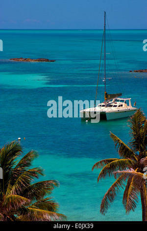 touristich Boot Katamaran in der blauen Lagune entspannen von Isla Contoy Mexiko Stockfoto