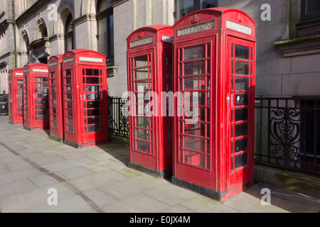 Eine Reihe von 6 klassische rote British Telecom Telefonzellen Stockfoto