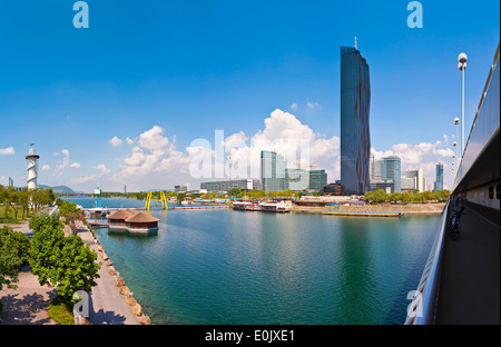 Donau City Wien von der Empire-Brücke mit dem neuen DC-Tower Stockfoto