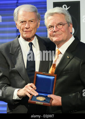 Berlin, Deutschland. 14. Mai 2014. Der Präsident des Leo Baeck Instituts, Ronald B. Sobel (L), übergibt die Leo-Baeck-Medaille Bundespräsident Joachim Gauck auf dem Allianz-Forum in Berlin, Deutschland, 14. Mai 2014. Foto: Stephanie Pilick/Dpa/Alamy Live News Stockfoto