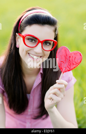 Frau mit Herz Lolly, (Model Release) Stockfoto