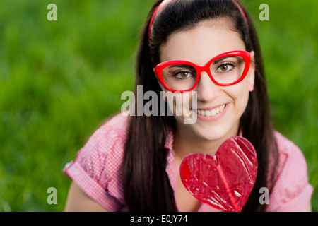 Frau mit Herz Lolly, (Model Release) Stockfoto