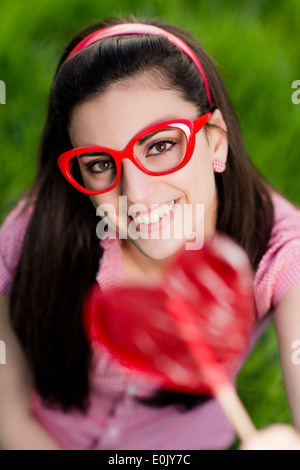 Frau mit Herz Lolly, (Model Release) Stockfoto