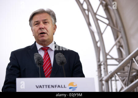 Berlin-Lichterfelde, Deutschland. 15. Mai 2014. Bürgermeister von Berlin Klaus Wowereit spricht während der Spatenstich für den Vattenfall Heizkraftwerk in Berlin-Lichterfelde, Deutschland, 15. Mai 2014. Foto: DANIEL NAUPOLD/Dpa/Alamy Live News Stockfoto